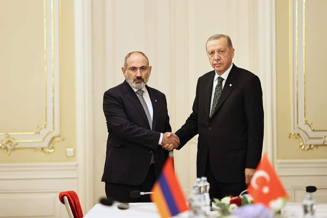 Paşinyan ve Erdoğan arasındaki ilk görüşme Prag'da gerçekleşti